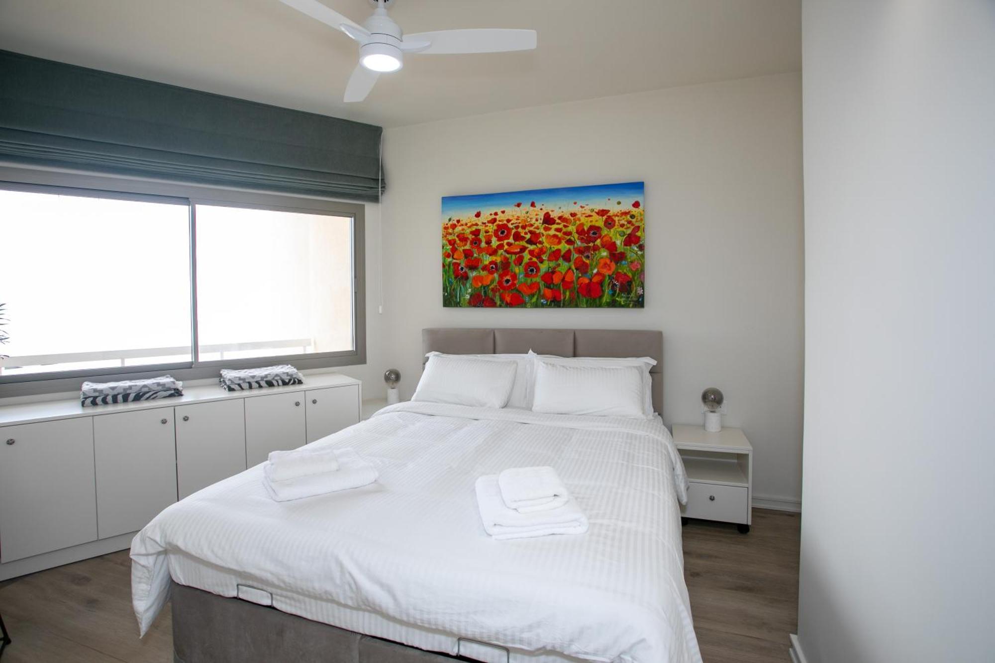 Palmove Luxurious Beachfront Apt Ларнака Экстерьер фото
