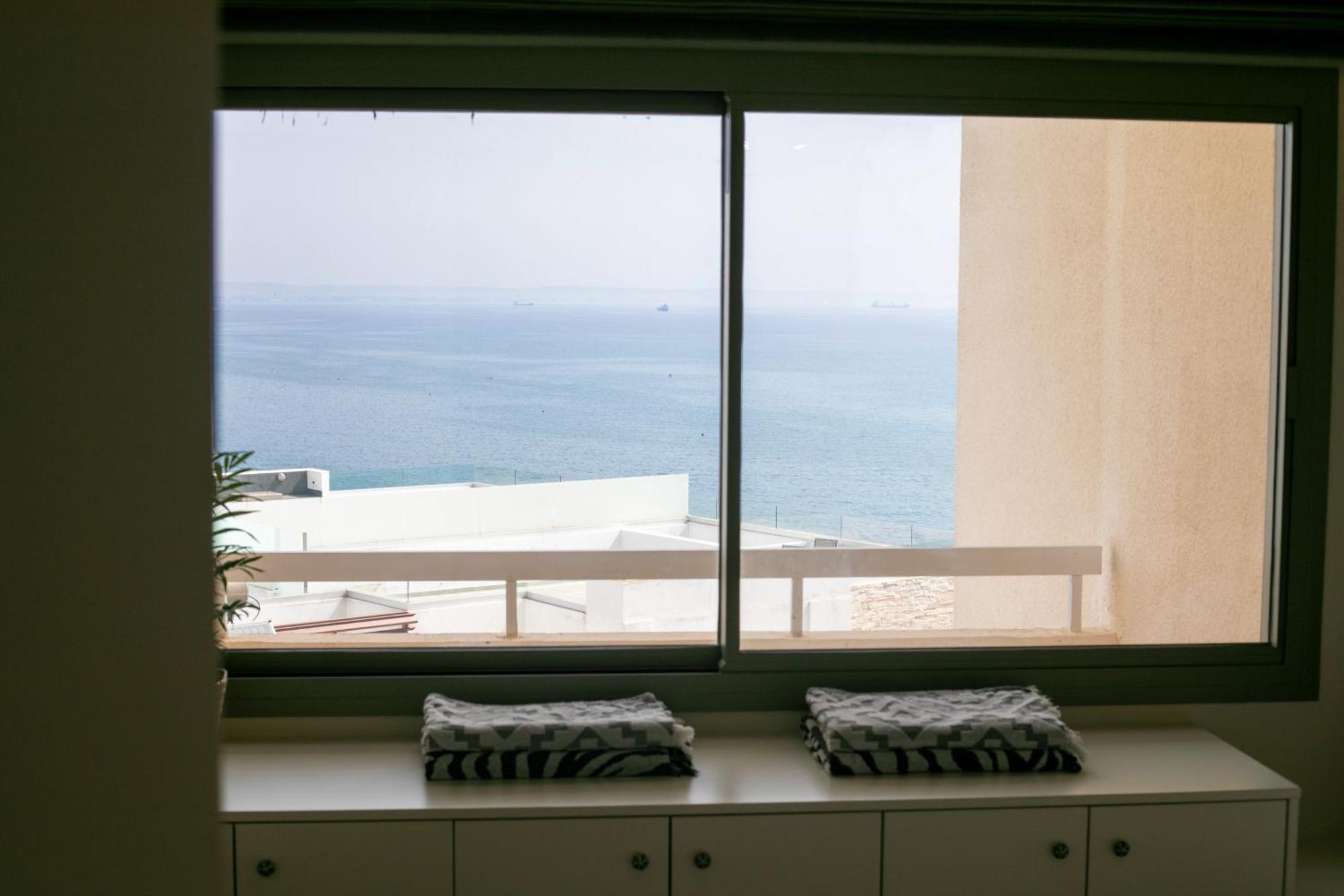 Palmove Luxurious Beachfront Apt Ларнака Экстерьер фото