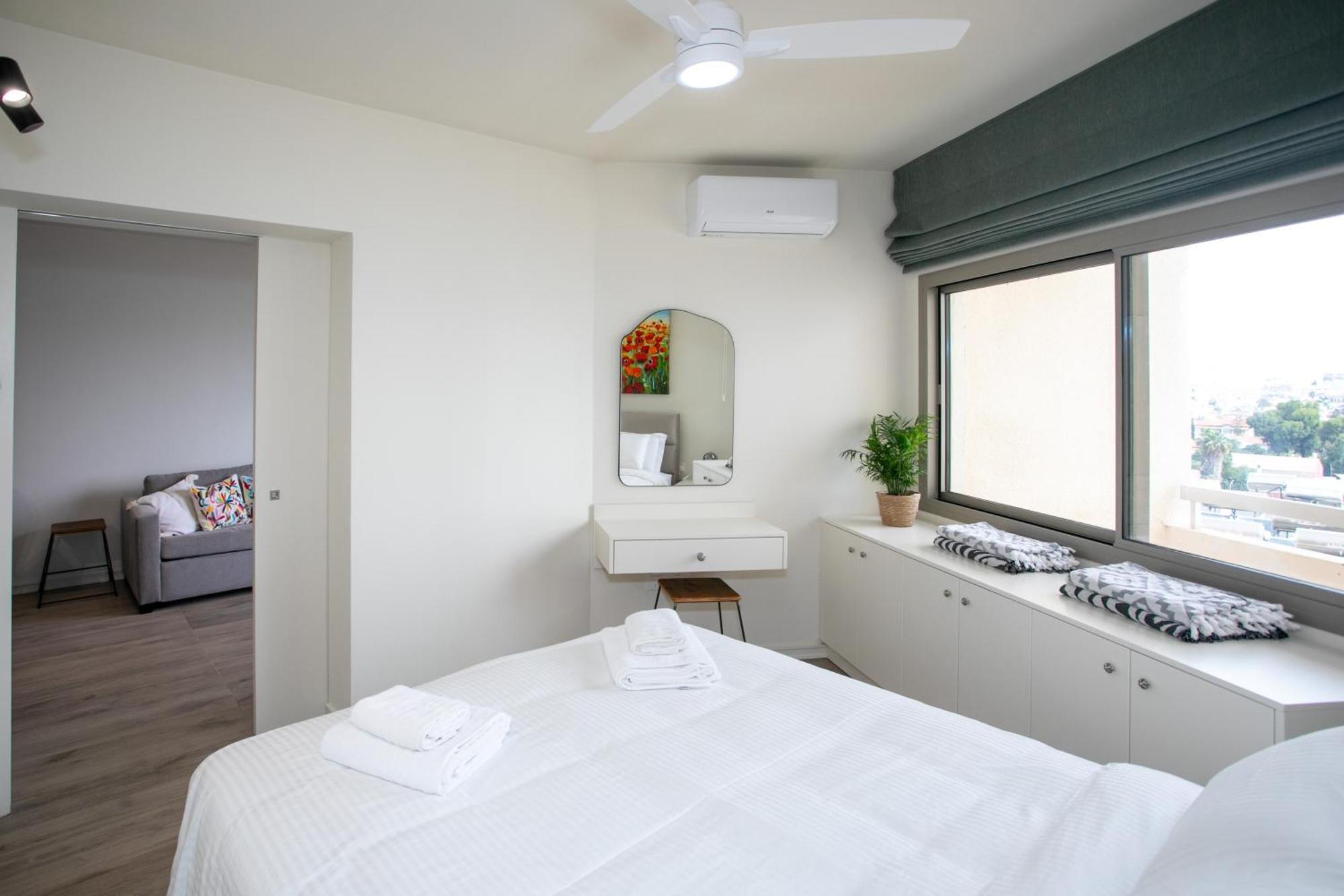 Palmove Luxurious Beachfront Apt Ларнака Экстерьер фото