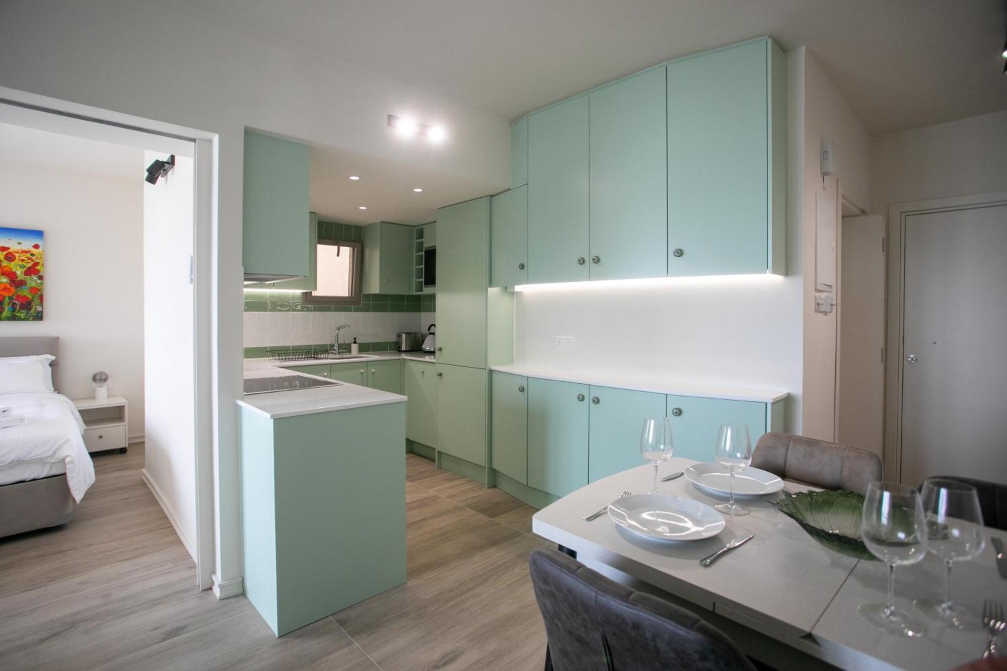 Palmove Luxurious Beachfront Apt Ларнака Экстерьер фото