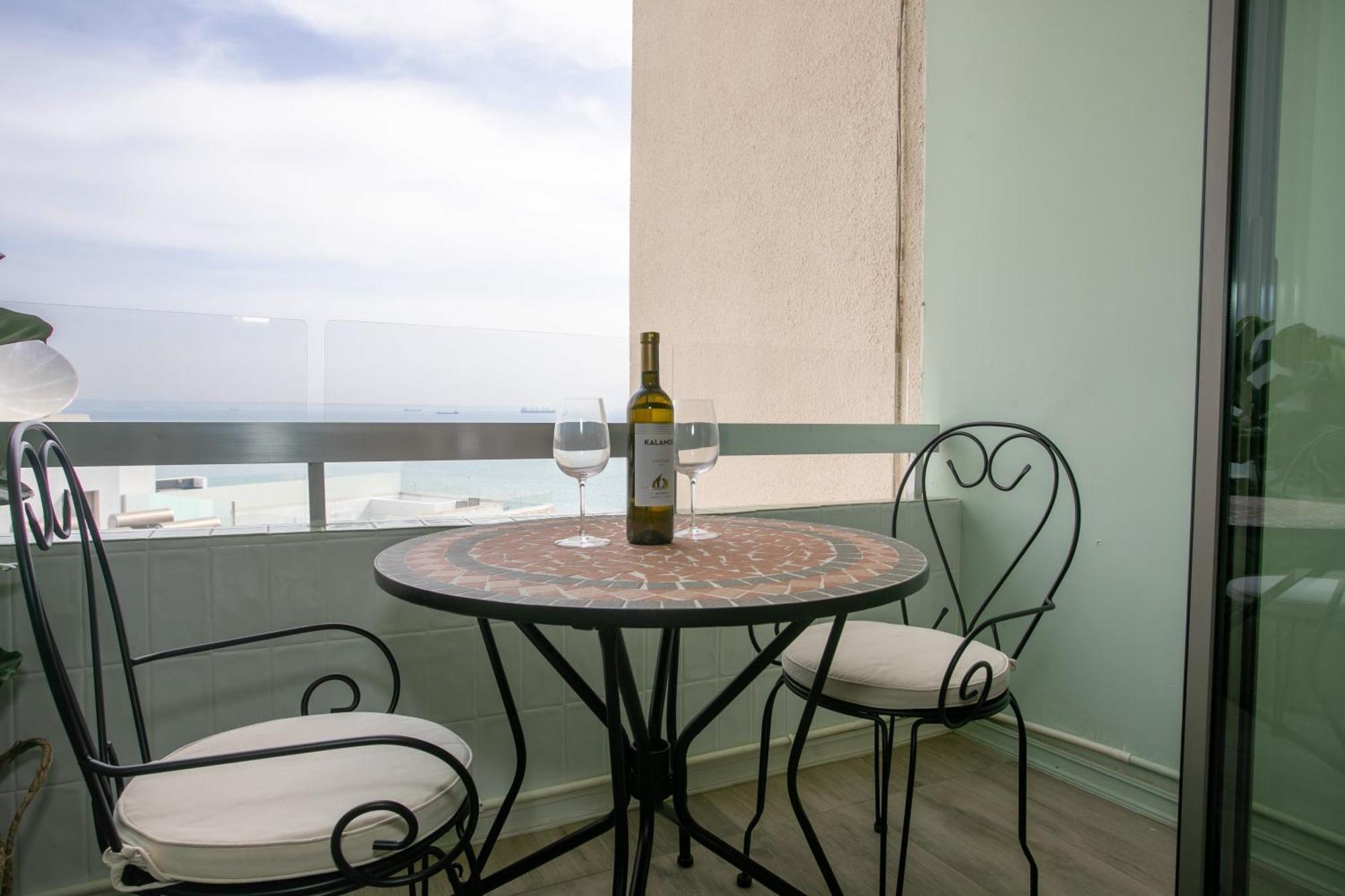 Palmove Luxurious Beachfront Apt Ларнака Экстерьер фото