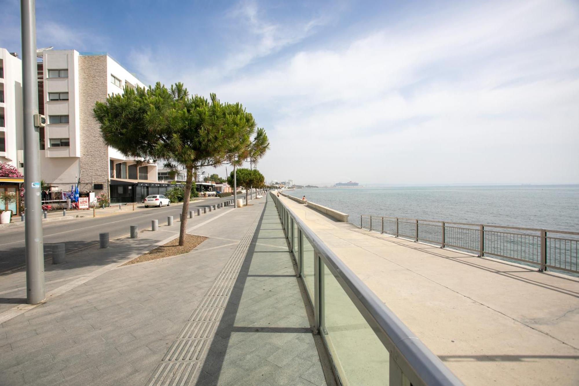 Palmove Luxurious Beachfront Apt Ларнака Экстерьер фото