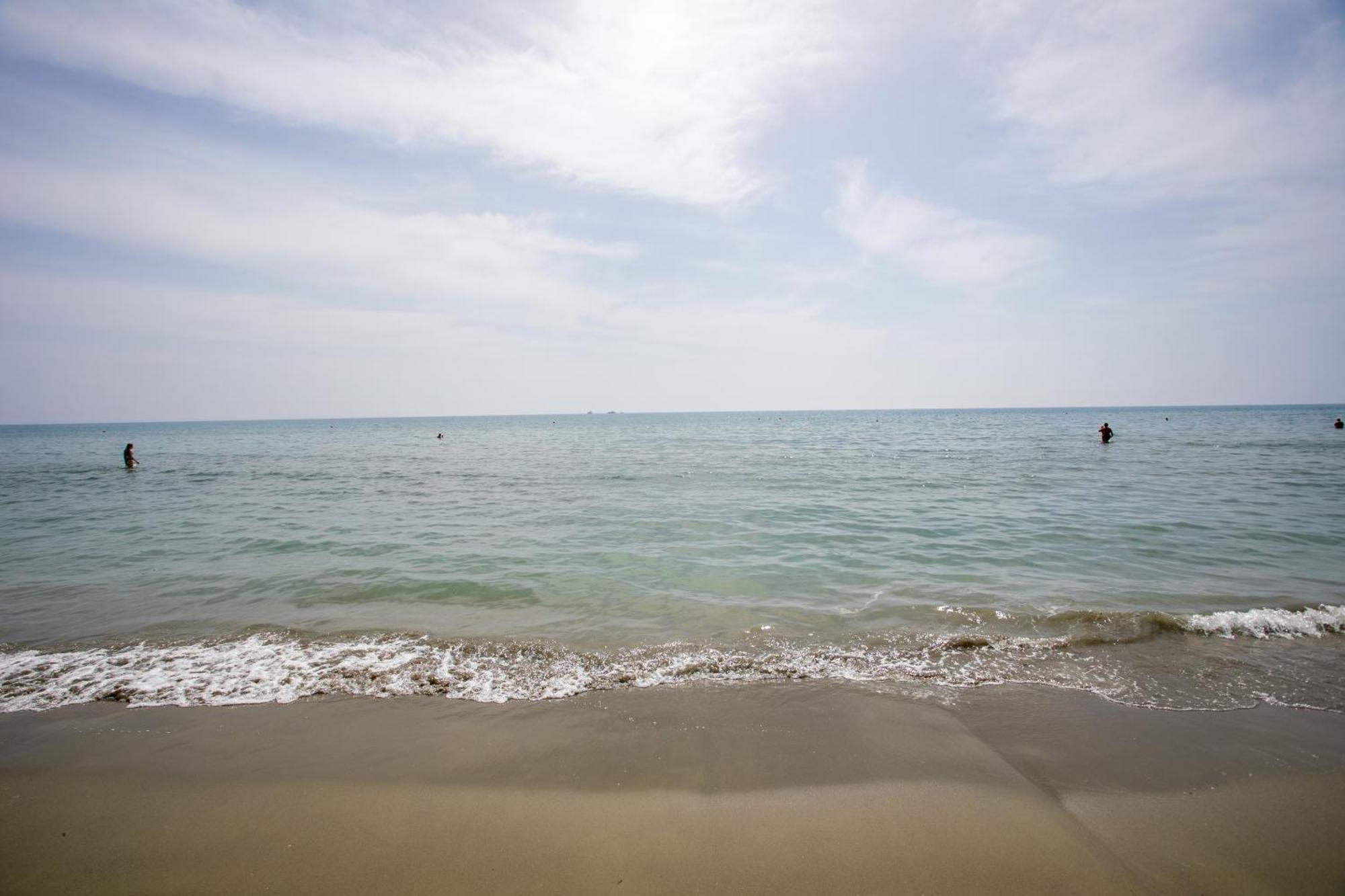 Palmove Luxurious Beachfront Apt Ларнака Экстерьер фото