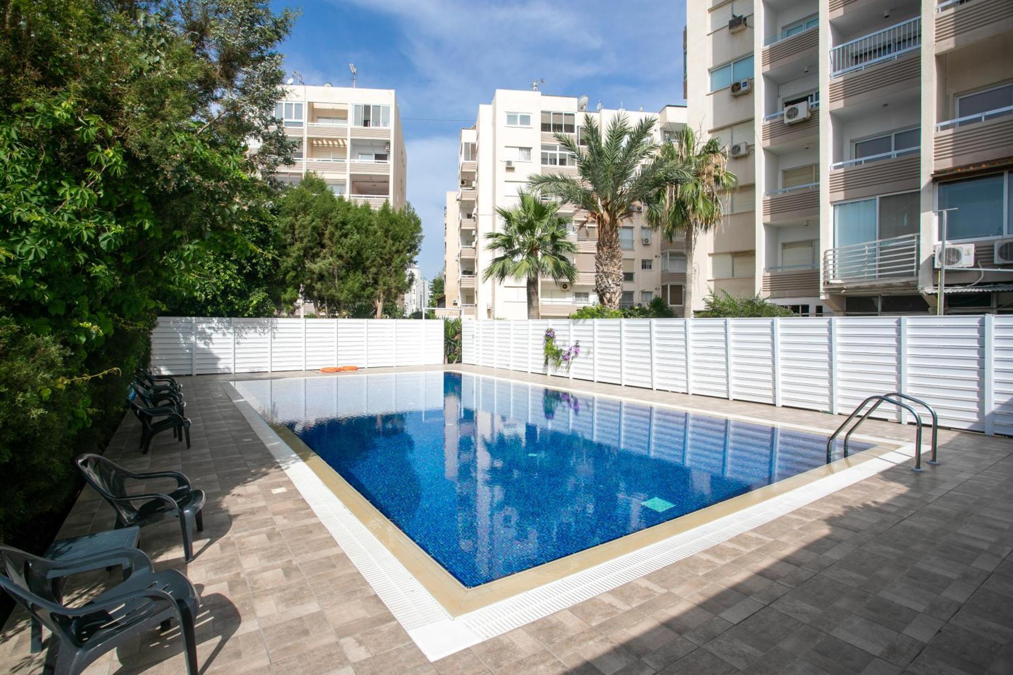 Palmove Luxurious Beachfront Apt Ларнака Экстерьер фото