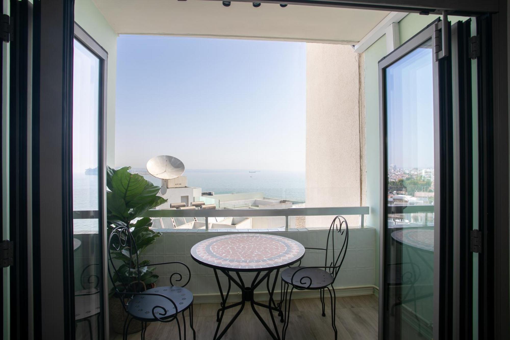 Palmove Luxurious Beachfront Apt Ларнака Экстерьер фото