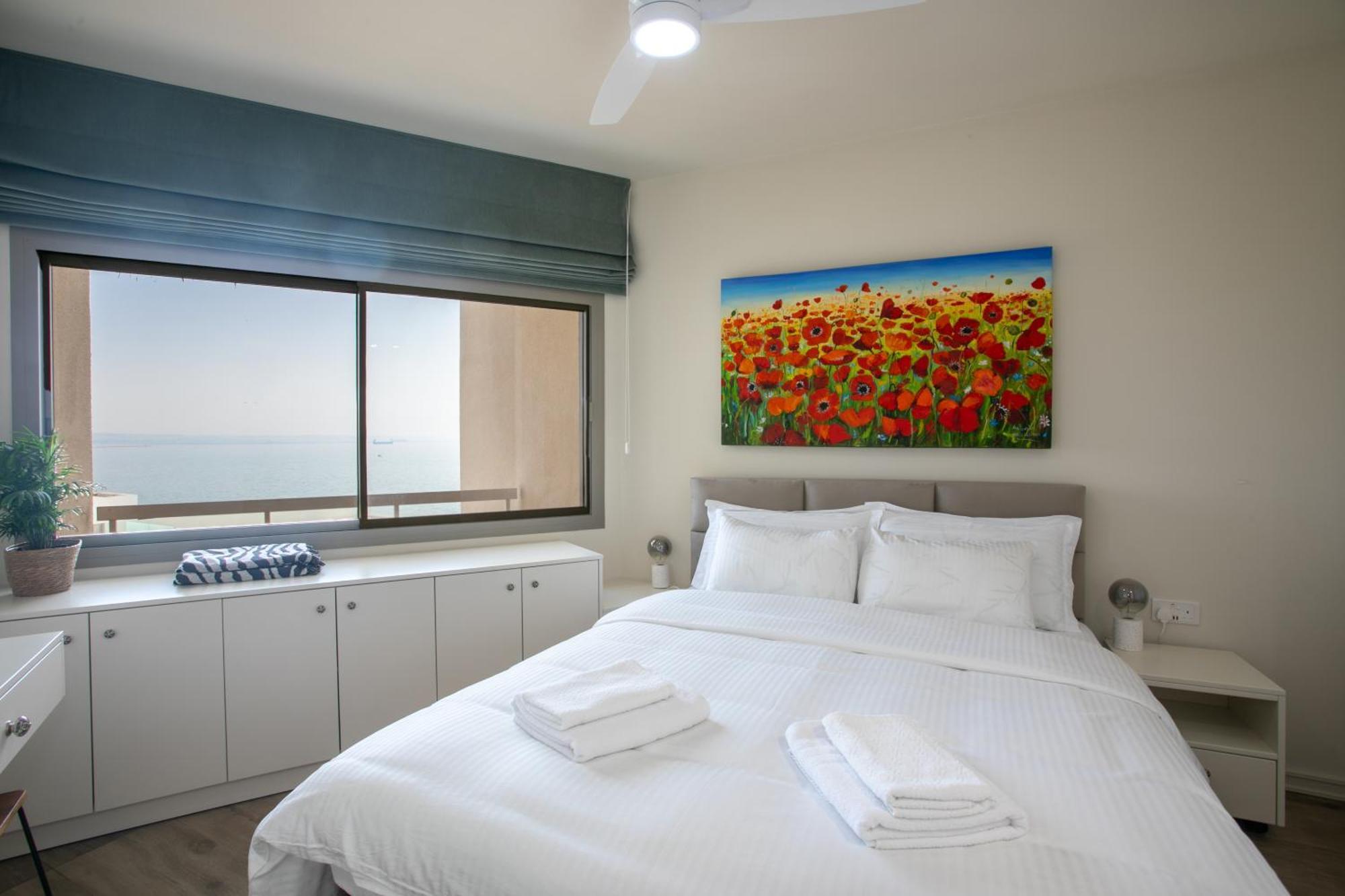 Palmove Luxurious Beachfront Apt Ларнака Экстерьер фото