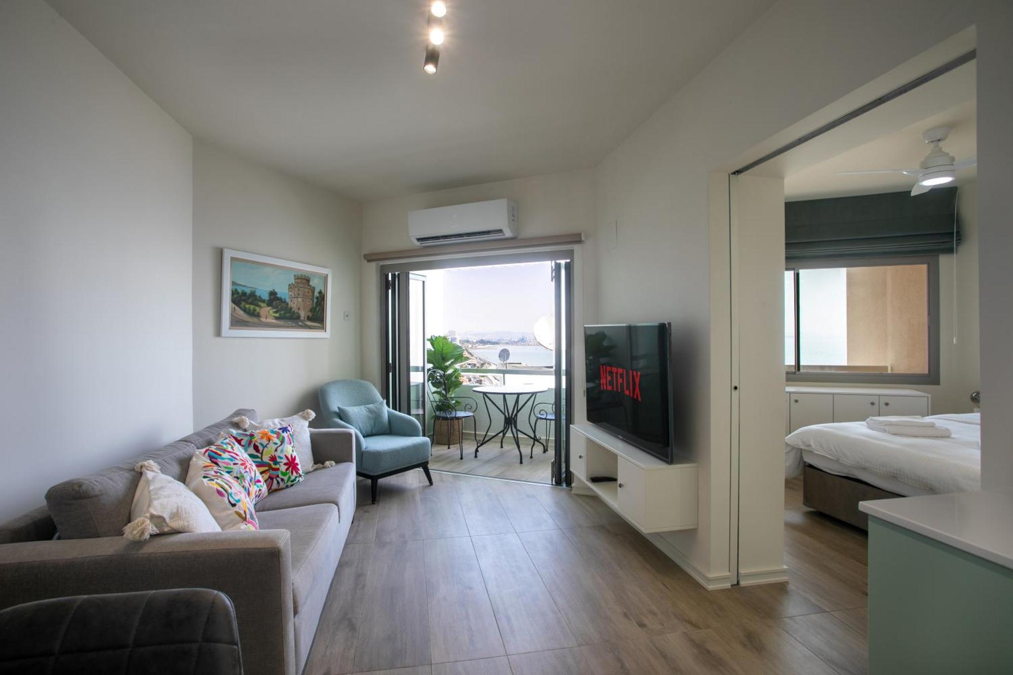 Palmove Luxurious Beachfront Apt Ларнака Экстерьер фото